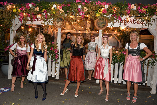 Alessandra Geissel / Nadja Anna Fürstin Schaumburg-Lippe / Jeanette Graf / Sandra Abt von Alpenherz,  Carolin Nicola Henseler / Darya Strelnikova / Maria Höfl-Riesch @ Alpenherz Wiesn von Sandra Abt bei Käfer in München am 22.September 2020 / ©Foto: Schneider-Press/W.Breiteneicher